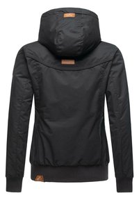 Zwarte hoodie gemaakt van gladde stof, met een ritssluiting aan de voorkant, geribbelde manchetten en een textuuraccent op de achterkant van de halslijn.