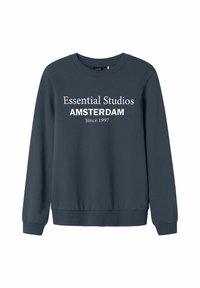Mörkgrå sweatshirt med rund hals, ribbad mudd och nederkant. Framsidan visar "Essential Studios AMSTERDAM Sedan 1997" i vit text.