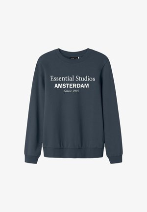 Tumehall sweatshirt, millel on ümmargune kaelus, soonikkoesed ja -äär. Ees on valgete tähtedega kirjas "Essential Studios AMSTERDAM Since 1997".