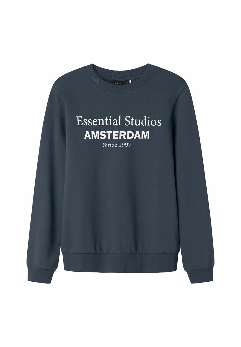 Mörkgrå sweatshirt med rund hals, ribbad mudd och nederkant. Framsidan visar "Essential Studios AMSTERDAM Sedan 1997" i vit text.