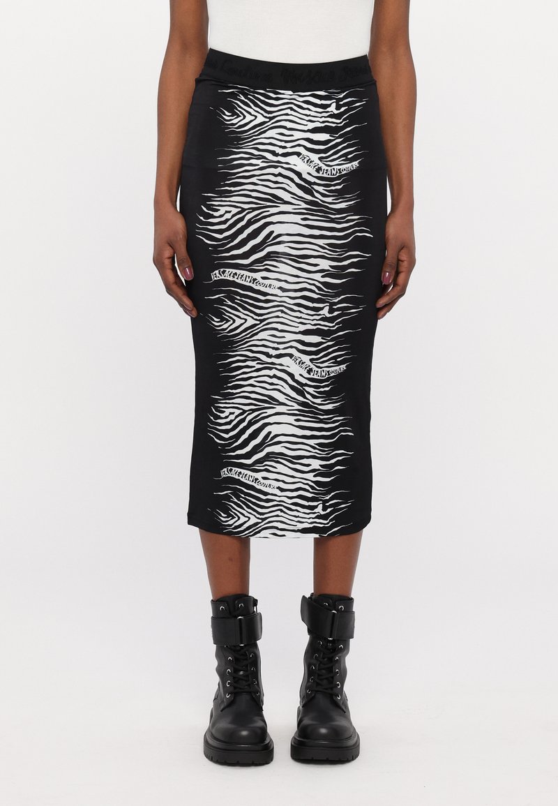 Črna midi krila z belim vzorcem zebra in blagovno znamko. Material je gladek z tesnim pasom. V kombinaciji z črnimi gležnjarji.