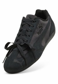 Черна маратонка Puma с връзки, велур и плат, лого на Puma настрани и на пръста, ъглов изглед на бял фон.
