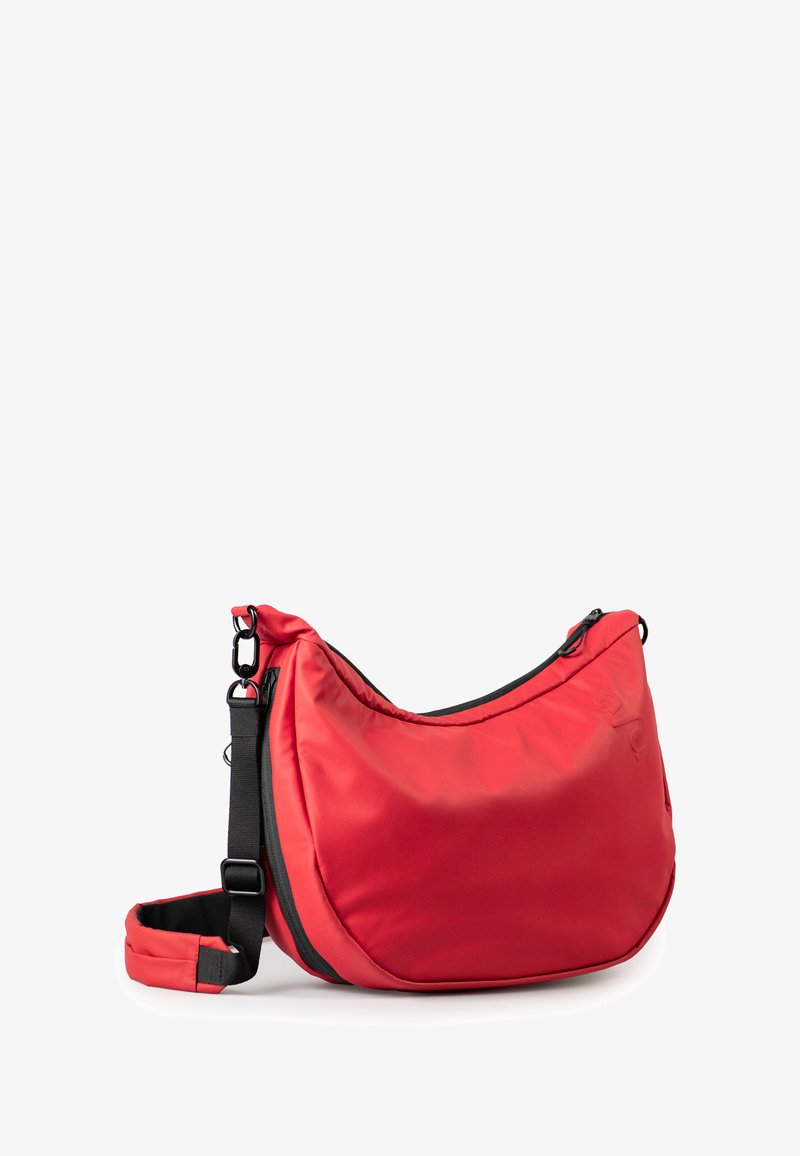 Rote Nylon-Schultertasche mit geschwungenem Design, verstellbarem Tragegurt und schwarzen Reißverschlussakzenten. Glatte Textur mit minimalem Markenlogo.