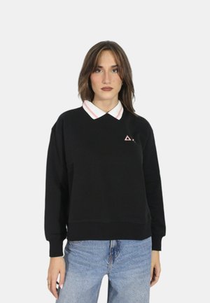 Felpa nera con colletto bianco impreziosito da strisce rosa e un piccolo logo a triangolo rosa sul petto. Tessuto texturizzato, vestibilità rilassata.
