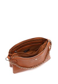 Hnedá kožená crossbody taška so zipsovým uzáverom, reťazovým popruhom a vnútornými vreckami. Obsahuje strieborné klinci a mäkký, textúrovaný povrch.