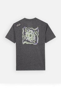 T-shirt gris avec un grand motif graphique texturé en blanc et violet au dos, et une petite étiquette de marque en haut à gauche.