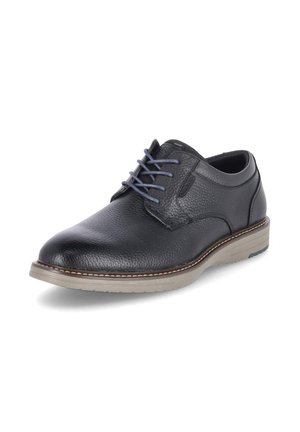 Chaussure habillée pour homme en cuir noir texturé avec semelle beige et lacets bleu foncé, inclinée pour montrer le côté extérieur et la vue de face.