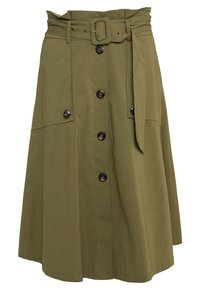 Gonna verde oliva realizzata in misto cotone, con vita con cintura, chiusura anteriore a bottoni e due tasche frontali con bottoni neri.