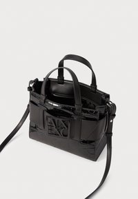 Borsa a mano in pelle verniciata nera con un design strutturato, caratterizzata da manici corti, una tracolla removibile e un dettaglio con logo impresso.