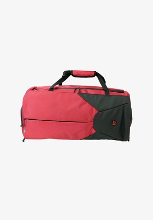 Rot-schwarze Reisetasche mit rechteckiger Form, ausgestattet mit einem oberen Griff, Reißverschluss und kontrastierenden dreieckigen Akzenten. Robuste Stoffstruktur.