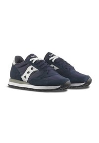 Sneaker blu navy con tomaia in suede e tessuto, dettagli bianchi, colletto imbottito e suola in gomma con un motivo di battistrada testurizzato.