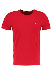 Rotes kurzes T-Shirt aus Baumwolle mit Rundhalsausschnitt und kleinem Logo auf der linken Brust. Glatte Textur, figurnahe Passform.