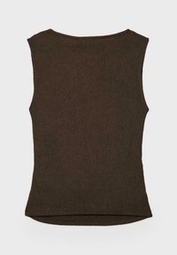 Haut sans manches en maille côtelée de couleur marron foncé avec un col rond et un ourlet légèrement incurvé, présenté à plat sur un fond clair.