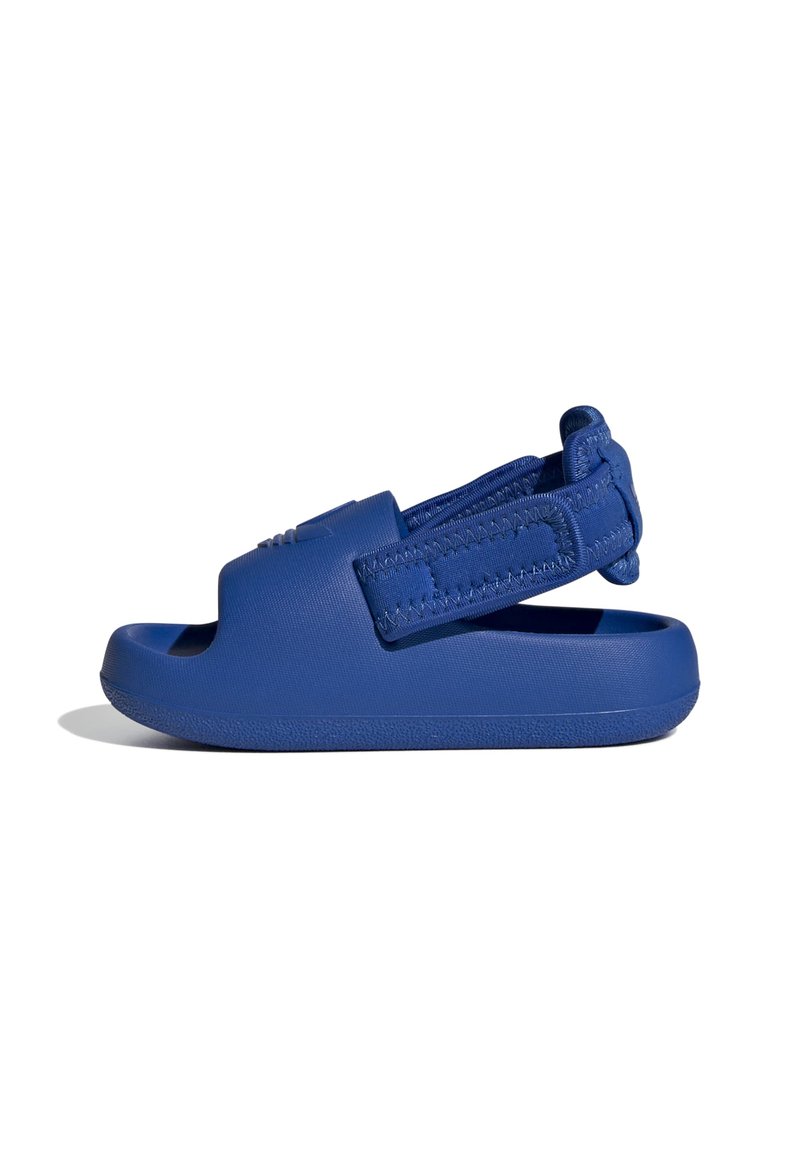 adidas Originals ADIFOM ADILETTE KIDS - Matalakantaiset pistokkaat - blueblueblue