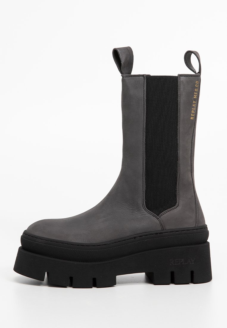 Graue Leder-Ankle-Boots mit elastischen Seiteneinsätzen, einer klobigen schwarzen Plateausohle und einer Ziehschlaufe. Mit Logo-Detail an der Seite.