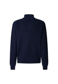 Granatowy sweter z dzianiny z wysokim kołnierzem, długimi rękawami i prążkowanym wzorem. Posiada luźny krój i proste linie. Widok z tyłu.