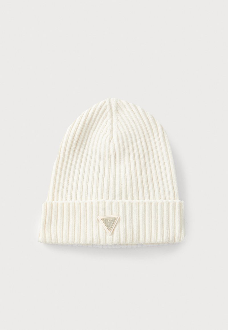 Gorro cano branco com dobra na aba. Apresenta um pequeno logótipo triangular em cor metálica na parte da frente. Textura de malha suave.