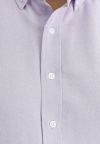 Jasnofioletowa koszula z guzikami, z teksturowanym splotem, z białymi guzikami i klasycznym fasonem kołnierzyka.