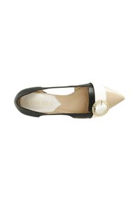 Ballerine in pelle nera con punta affusolata, cappuccio beije e cinturino bianco. Presenta un accento rotondo intessuto vicino alla caviglia.