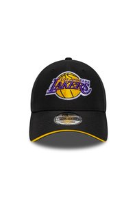 Μαύρο καπέλο μπέιζμπολ με κίτρινη γείσο, με κεντητό λογότυπο "Los Angeles Lakers" σε μωβ και κίτρινο στο μπροστινό μέρος. Ρυθμιζόμενο μέγεθος.
