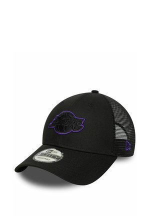Cappellino da baseball nero con parte posteriore in rete, con un logo ricamato viola sulla parte anteriore. Visiera curvata e cinturino regolabile.