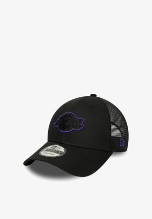 Schwarze Baseballmütze mit Netzrücken, mit einem lila gestickten Logo auf der Vorderseite. Gebogener Schirm und verstellbarer Riemen.