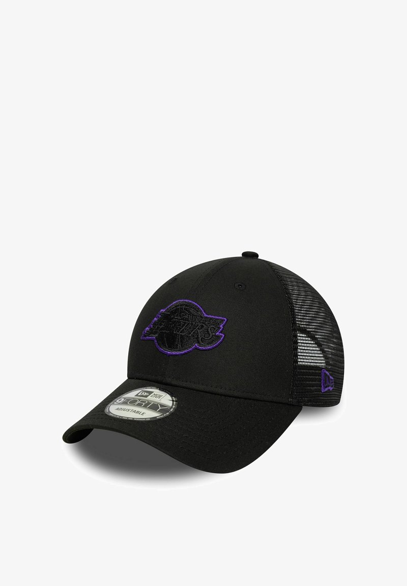 Gorra de béisbol negra con parte trasera de malla, con un logo bordado morado en la parte frontal. Visera curva y correa ajustable.
