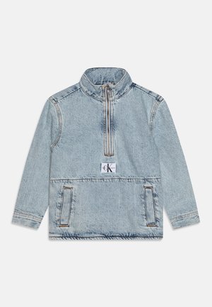 Veste pull-over en jean bleu clair avec fermeture éclair partielle, poches avant et écusson logo CK Jeans au centre devant.