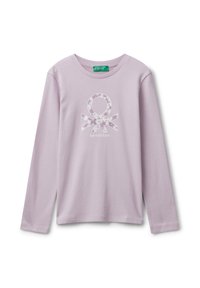 Lavendelfarbenes Longsleeve-T-Shirt aus weicher Baumwolle mit einem Blumenmuster-Logo und dem Wort "benetton" darunter.
