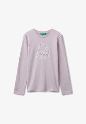 Lavendelfarbenes Longsleeve-T-Shirt aus weicher Baumwolle mit einem Blumenmuster-Logo und dem Wort "benetton" darunter.