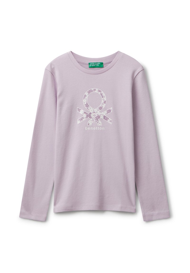 Levandulové tričko s dlouhým rukávem vyrobené z jemné bavlny, zdobené květinovým vzorem a slovem "benetton" pod ním.