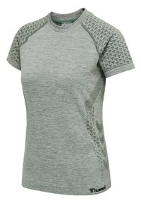 Lichtgrijs sportshirt met korte mouwen, met patroon op de schouders, subtiel zijdesign, ronde hals en klein zwart hummel-logo aan de zoom.