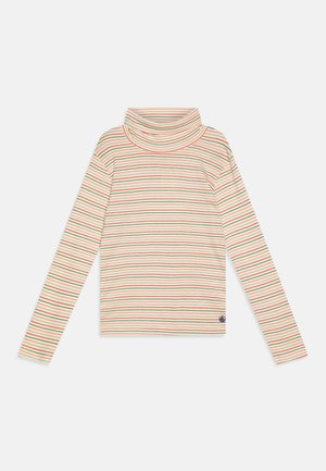 Top de cuello alto de manga larga en color crema con rayas horizontales rojas y verdes. Presenta una textura suave y un pequeño logo en el dobladillo.