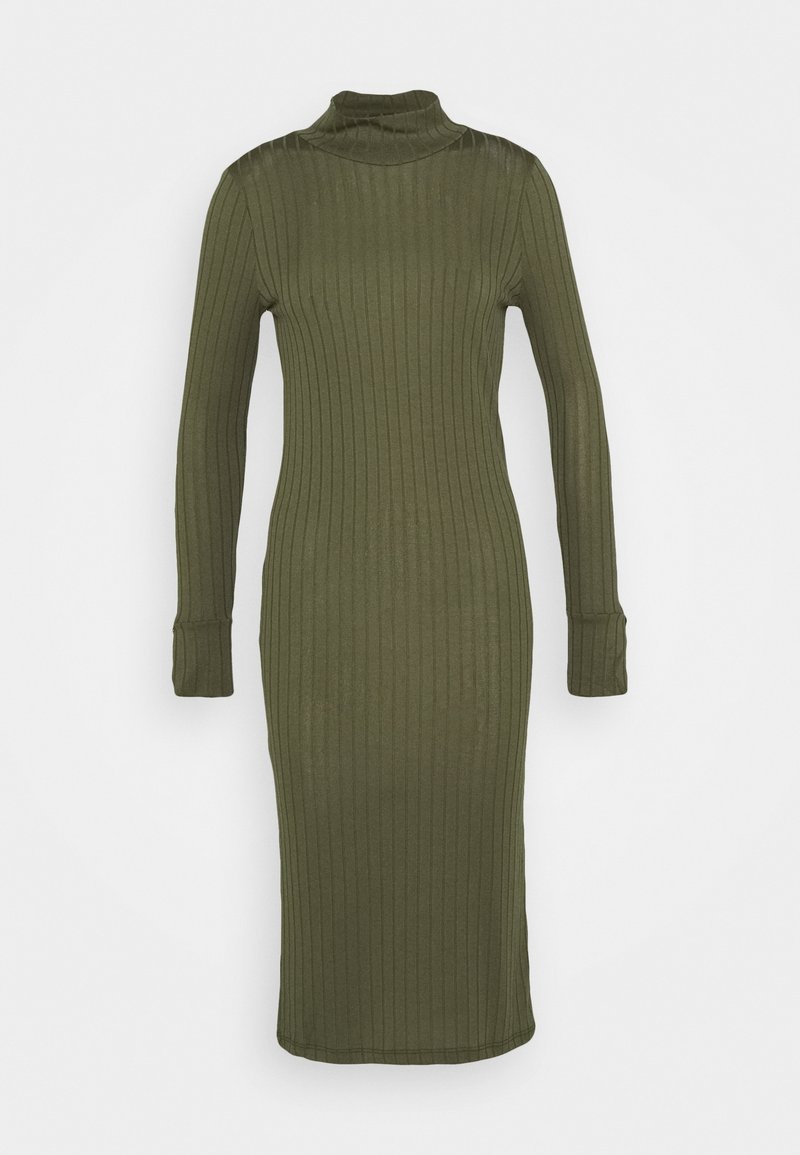 Robe midi en maille côtelée vert olive, manches longues et col montant, silhouette ajustée.
