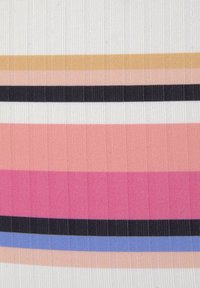 Textil med horisontella ränder i rosa, svart, vitt, persika, gult och blått. Tyget har en texturerad ribbad yta.
