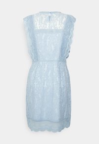 Robe en dentelle bleu clair avec un ourlet et des manches à bords festonnés, dotée d'une fermeture à l'arrière en forme de trou de serrure et de motifs floraux délicats sur toute sa surface.