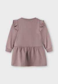 Langärmliges Kleid aus weichem mauvefarbenem Stoff mit gerafften Schulterakzenten und einem gerafften Taillenbereich, der einen ausgestellten Rock gestaltet.