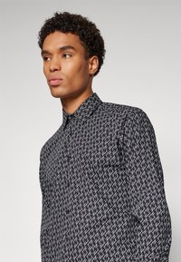 KARL LAGERFELD SHIRT MODERN FIT - Πουκάμισο - black/white