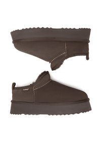 Dunkelbraune Slip-On-Winterschuhe mit dicken, profilierten Sohlen und weichem Innenfutter, seitlich dargestellt mit sichtbarem Markenzeichen.