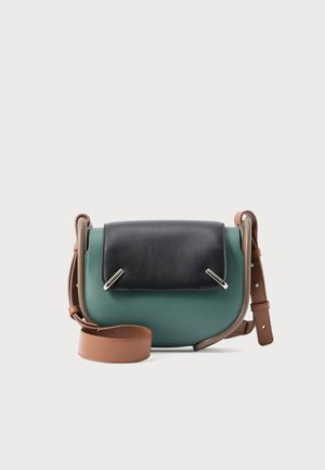 Geantă mică de tip crossbody cu corp teal, clapetă neagră fixată cu cleme argintii și curea reglabilă din piele maro pe fundal alb.