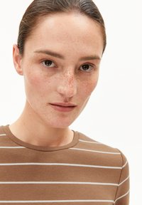 Bruine gestreepte shirt met korte mouwen, voorzien van witte horizontale lijnen en een ronde halslijn, gemaakt van een soepele katoenmix.