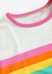 T-shirt a maniche corte di colore bianco con strisce orizzontali rosa, arancioni, gialle e verdi; presenta un colletto a coste rosa.