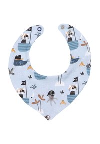 Blå stofbibs formet som en stor dråbe med tegneserie-dyr og piratskibe; sikret med trykknapper i nakken.