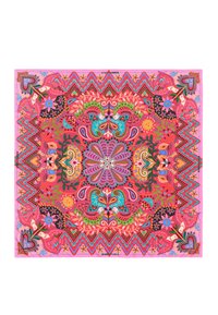 Foulard carré ornés d'un motif floral et géométrique vif dans des tons de rose, bleu, vert et noir, avec des détails complexes et une finition à bord.