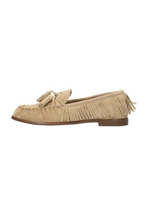 Beige suède loafer met fringedetails, kwastjes aan de voorkant, mocassinstijl stiksels en een platte bruine zool.