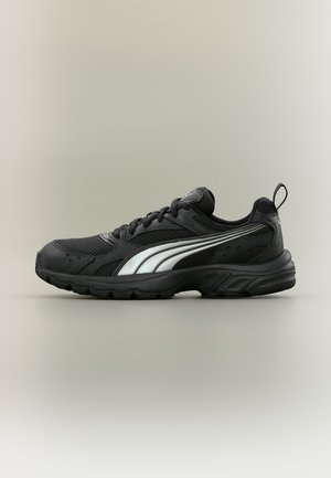 Baskets de sport noires avec tige en mesh et synthétique, bande latérale blanche, fermeture à lacets et semelle texturée pour une meilleure adhérence, vues de profil.