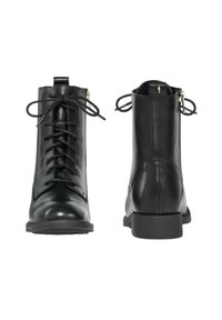 Czarne skórzane botki za kostkę z sznurowanym przodem i zamkiem z tyłu, charakteryzujące się gładką fakturą i niskim obcasem w kształcie bloku.