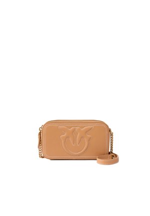 Borsa crossbody in pelle tan con logo ricamato, chiusura con zip e tracolla a catena. Presenta cuciture a contrasto e un manico rimovibile.