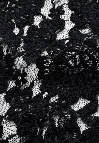 Czarna kwiatowa koronka z misterną siatkową strukturą i teksturowanymi wzorami kwiatów na jasnym tle.