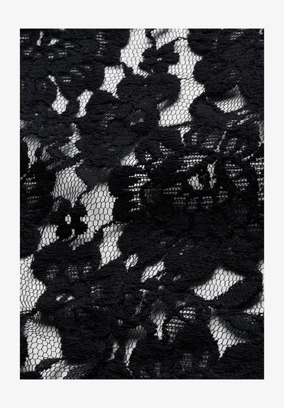 Czarna kwiatowa koronka z misterną siatkową strukturą i teksturowanymi wzorami kwiatów na jasnym tle.